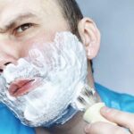 Come usare la schiuma da barba come un esperto in 7 semplici passi