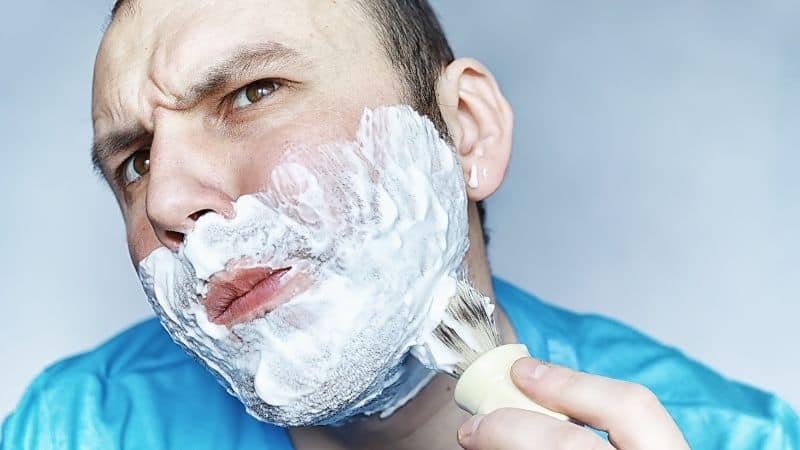 Come usare la schiuma da barba come un esperto in 7 semplici passi