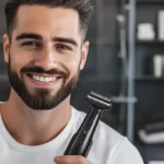 Uomo con una barba perfettamente curata che tiene in mano un elegante regolabarba in un bagno moderno